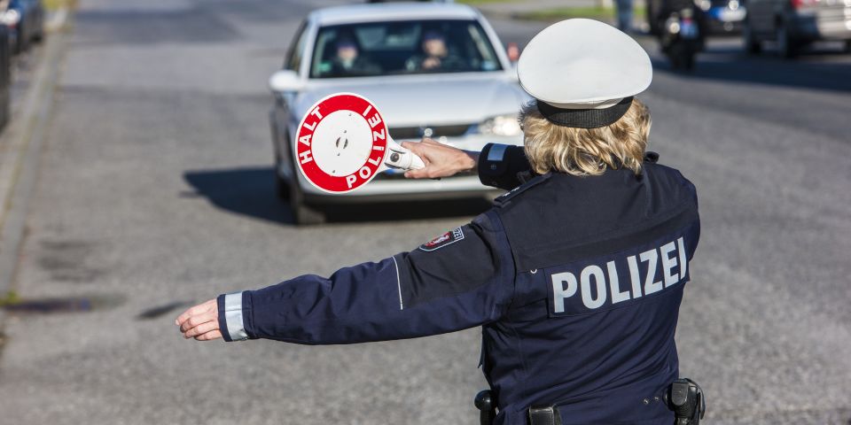 Fahrzeugkontrolle Polizistin mit Kelle