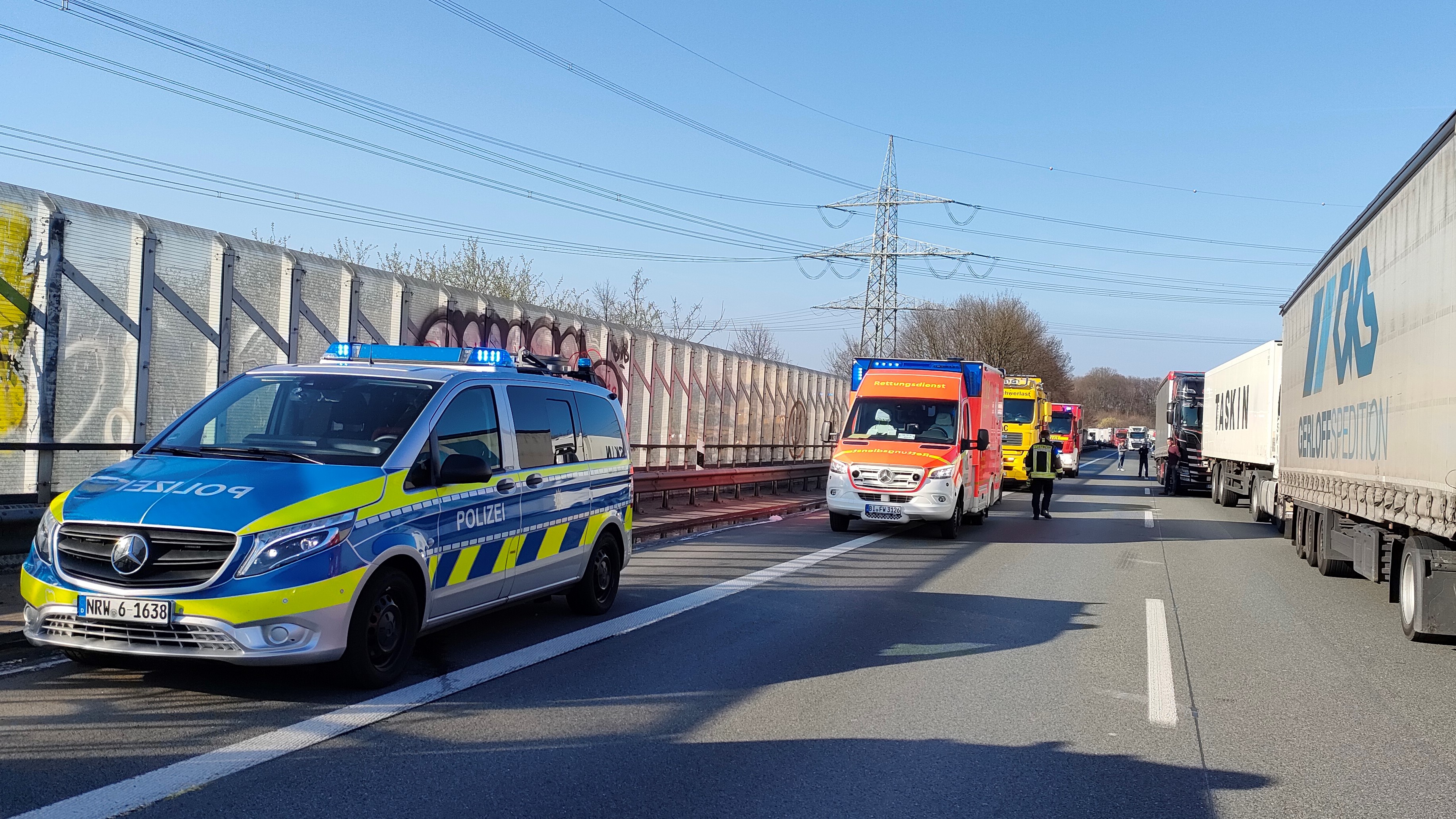 Einsatzfahrzeuge auf der Autobahn