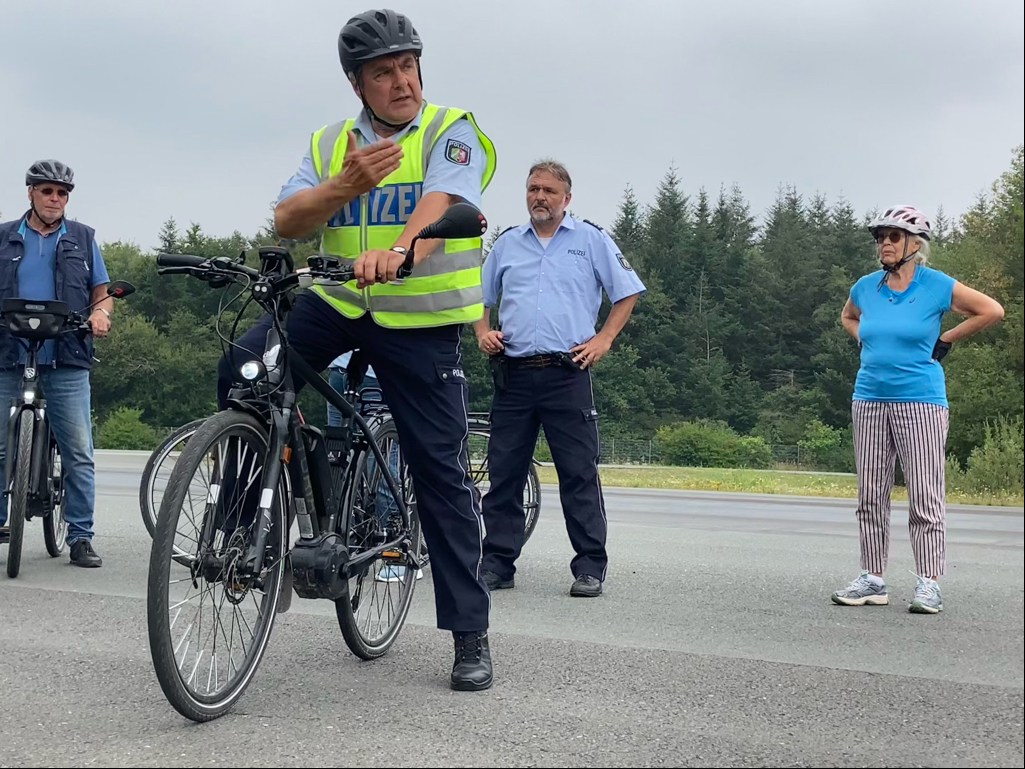 PHK Heiko Lysek erklärt die anstehende Fahrradübung.