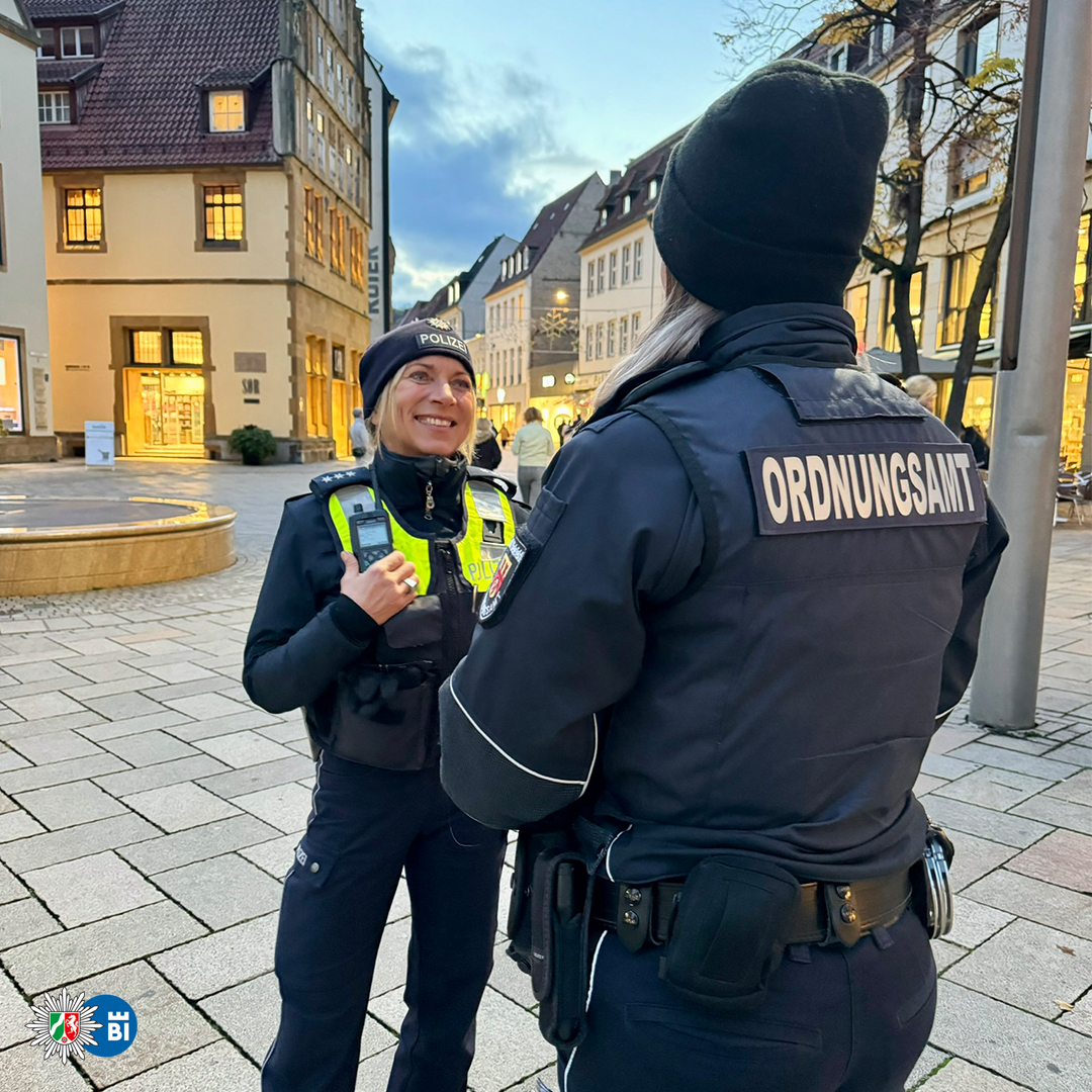 Bezirksdienstbeamtin im Gespräch