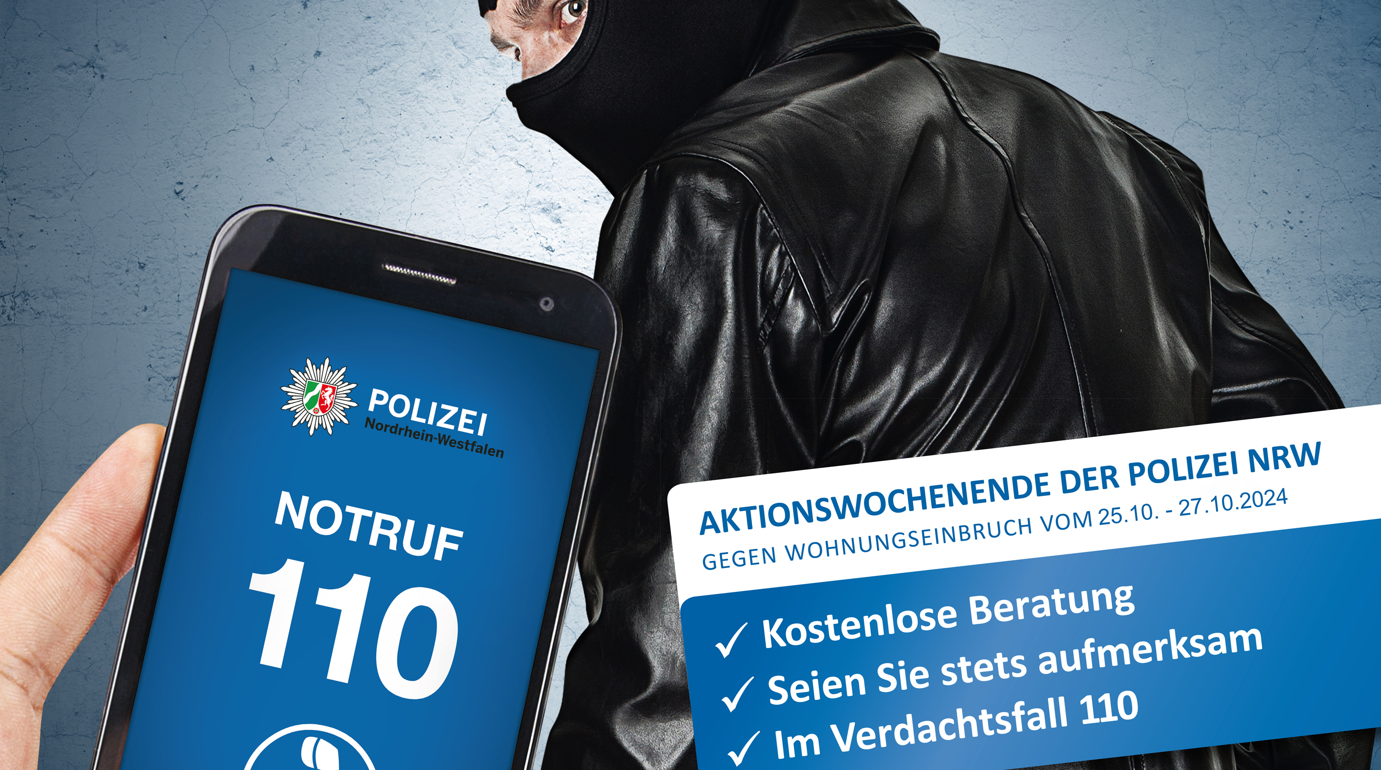 Schwarz gekleideter Einbrecher mit schwarzer Sturmhaube und Rücken zur Kamera dreht Kopf Richtung Kamera. Im Vordergrund ist ein Handydisplay mit der Nr. 110 der Polizei und ein schriftlicher Hinweis auf das Aktionswochenende gegen Einbruch vom 25.10.27.10.2024