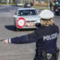 Fahrzeugkontrolle Polizistin mit Kelle