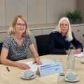 Polizeipräsidentin und Pressesprecherin am Tisch