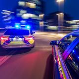 Einsatzfahrt zweier Funkstreifenwagen der Polizei NRW