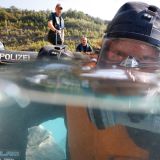 Ein Taucher der Technischen Einsatzeinheit der Polizei NRW am Schlauchboot