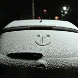 Verschneites Auto mit Smiley