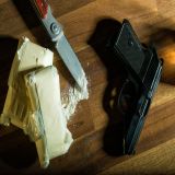 Drogen, Pistole und Messer