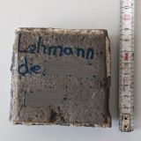 Stein mit Aufschrift_geschwärzt