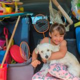 Überladener Kofferraum mit Gepäck, Kind und Hund