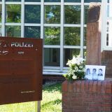 Gedenkstein und Stele am Haupteingang des PP Dortmund 