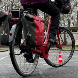 Ein Pedelecfahrer umfährt Hütchen in einem Hindernisparcour
