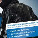 Schwarz gekleideter Einbrecher mit schwarzer Sturmhaube und Rücken zur Kamera dreht Kopf Richtung Kamera. Im Vordergrund ist ein Handydisplay mit der Nr. 110 der Polizei und ein schriftlicher Hinweis auf das Aktionswochenende gegen Einbruch vom 25.10.27.10.2024