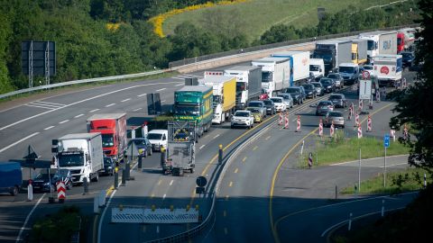 Every day, kilometers of traffic jams form in both directions in front of the closed exits.