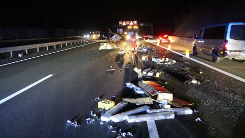Auf dem Bild sieht man einen stark beschädigten Klein-Lkw auf der A2 nach einem Unfall. 