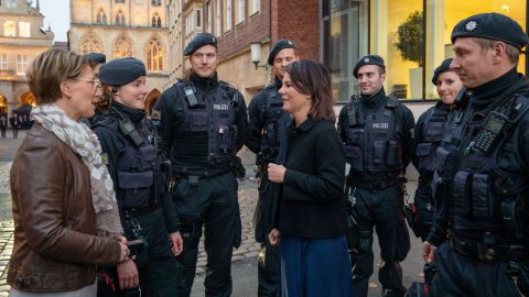 On the way to the final press conference, Foreign Minister Annalena Baerbock talks to Police Commissioner Alexandra Dorndorf and her colleagues.