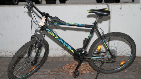 Zu sehen ist ein Fahrrad, das vermutlich aus einem Diebstahl stammt. 