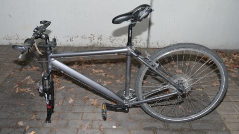 Zu sehen ist ein Fahrrad, das vermutlich aus einem Diebstahl stammt. 