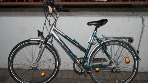 Zu sehen ist ein Fahrrad, das vermutlich aus einem Diebstahl stammt. 
