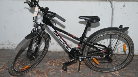 Zu sehen ist ein Fahrrad, das vermutlich aus einem Diebstahl stammt. 