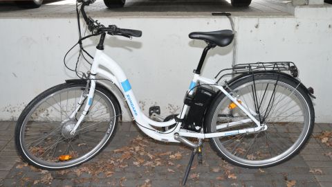 Zu sehen ist ein Fahrrad, das vermutlich aus einem Diebstahl stammt.