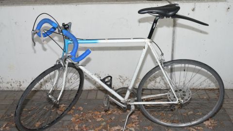 Zu sehen ist ein Fahrrad, das vermutlich aus einem Diebstahl stammt. 