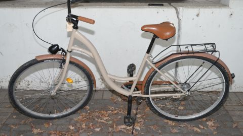 Zu sehen ist ein Fahrrad, das vermutlich aus einem Diebstahl stammt.