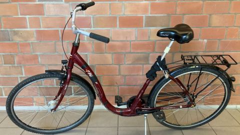Zu sehen ist ein Fahrrad, das vermutlich aus einem Diebstahl stammt. 