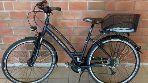 Zu sehen ist ein Fahrrad, das vermutlich aus einem Diebstahl stammt. 