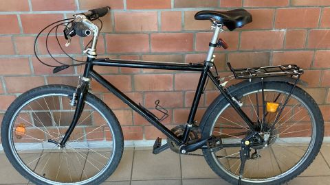 Zu sehen ist ein Fahrrad, dass vermutlich aus einem Diebstahl stammt. 