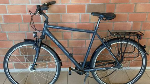 Zu sehen ist ein Fahrrad, das vermutlich aus einem Diebstahl stammt. 