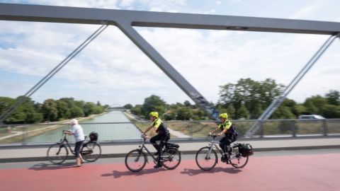 The route from the police station to the city center takes the policewomen across the canal bridge, very close to Münster's gastronomically popular harbor.