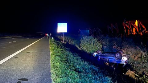 Ein Jeep Cherokee überschlägt sich auf der A2