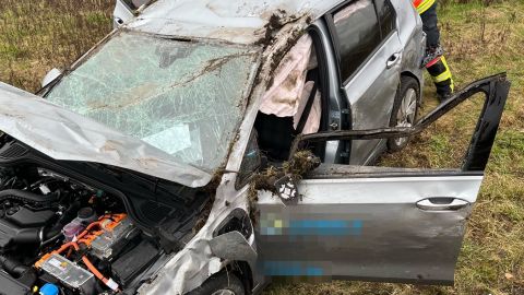 Pkw überschlägt sich auf der A33