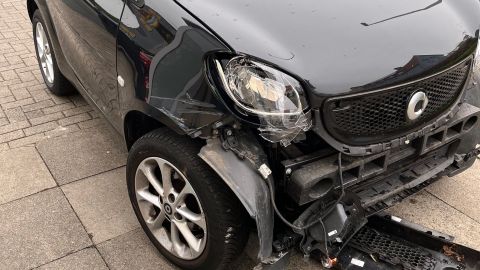 Der Smart weist an der Fahrzeugfront starke Beschädigungen auf.
