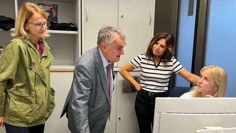 IM Reul spricht am PC mit Ermittlern