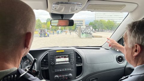 IM Reul mit Soko-Leiter im Auto auf dem Kesselbrink