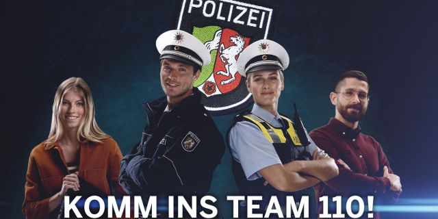 Das Bild wurde für die Personalwerbung erstellt. Es zeigt vier Personen, zwei davon mit Polizeiuniform, die vor dem Landeswappen NRW stehen. Im unteren Teil steht der Titel "Komm ins Team 110".