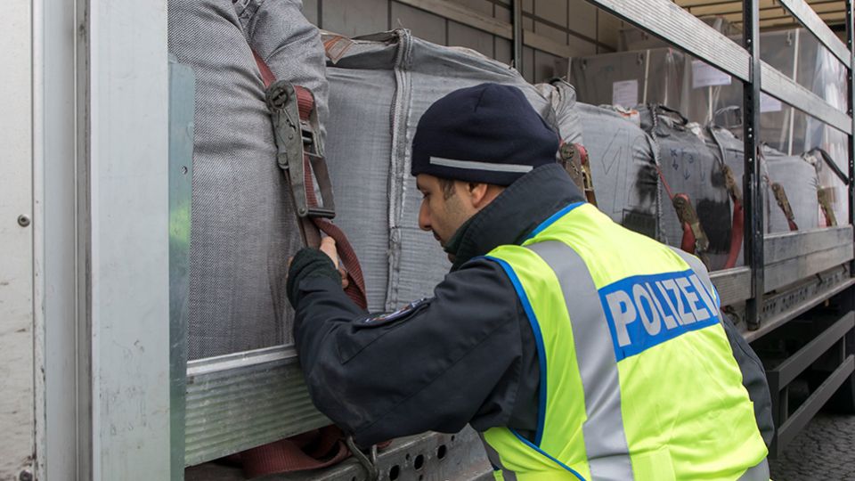 NRW police carry out targeted checks on trucks and buses
