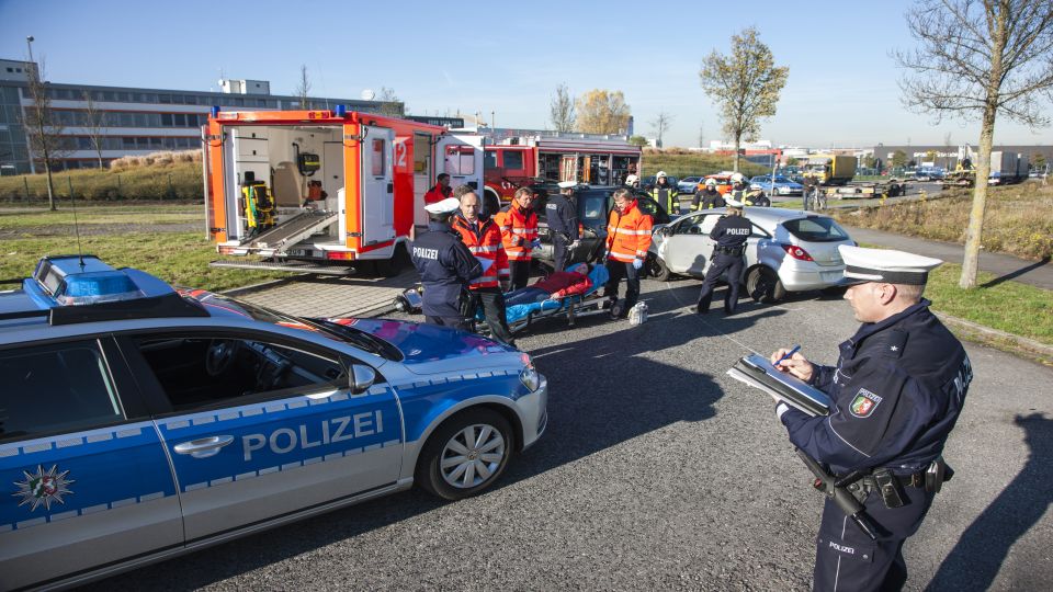 Wohnungsbrand mit Personenschaden Einsatzbericht / München
Source: www.feuerwehr.de
Es ist jedoch sehr ratsam , eine versicherung für seinen hund abzuschließen. Er ist ihr beim spielen mit den hunden in die beine gestoßen, sie verlor das gleichgewicht, rutschte noch aus. Hundebiss, wesenstest, sachkundenachweis, hundegesetz, gefährlicher hund, listenhund, hundekauf, anleinpflicht & maulkorbzwang bundesweit:
Wohnungsbrand mit Personenschaden [ Einsatzbericht / München
![Bielefeld