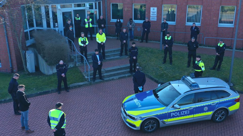 Polizisten stehen vor dem Dienstgebäude der Autobahnwache und gedenken ihrer im Dienst verstorbenen Kolleginnen und Kollegen.