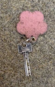 Schlüssel mit rosa Schlüsselanhänger