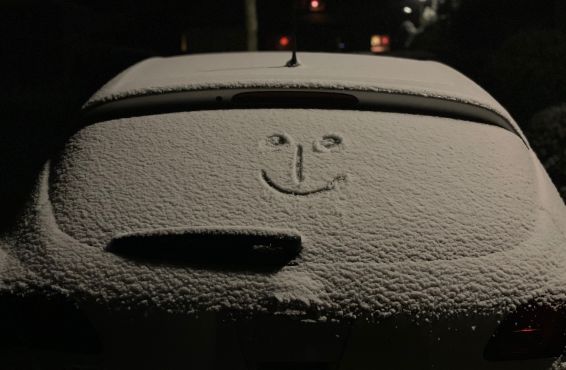 Verschneite Autoscheibe