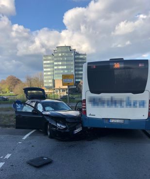 Die Unfallstelle Paderborner Straße / Ramsbrockring zeigt beschädigten Pkw und Linienbus