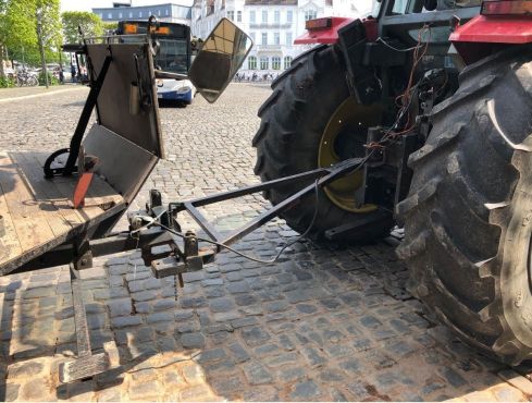 Bild zeigt Hand- und Fußbremse der an den Traktor angekuppelten Kutsche