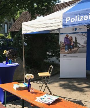 Bild zeigt Infostand der Verkehrssicherheitsberater der Polizei Bielefeld