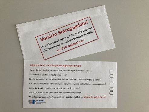Symbolfoto: Briefumschlag mit polizeilichen Warnhinweisen