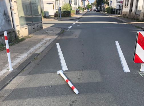 Liegender Absperrpfosten an der Unfallstelle Ehlentruper Weg