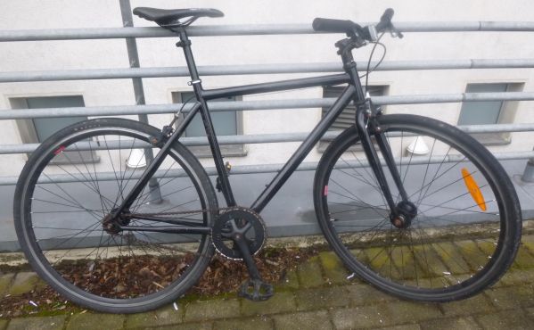 Schwarzes Cityrad der Marke Fixie Inc. Cycles for Heroes