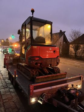 Bild zeigt transportierten Bagger ohne Ladungssicherung