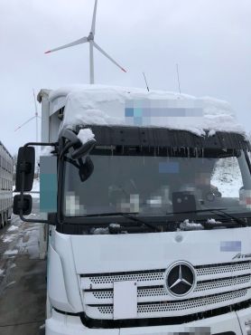 Schnee und Eis auf einem Lkw - Symbolfoto